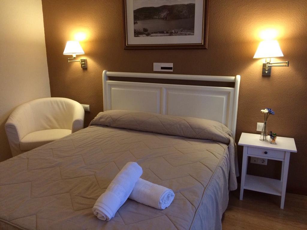 Habitación con cama grande y vistas al jardín