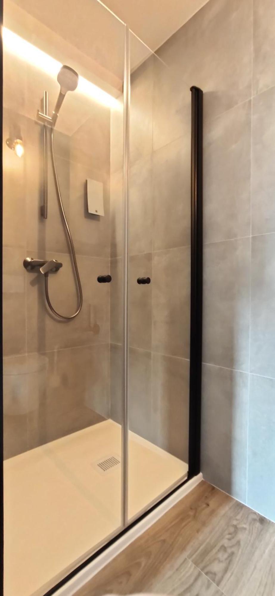 Habitación con cama grande