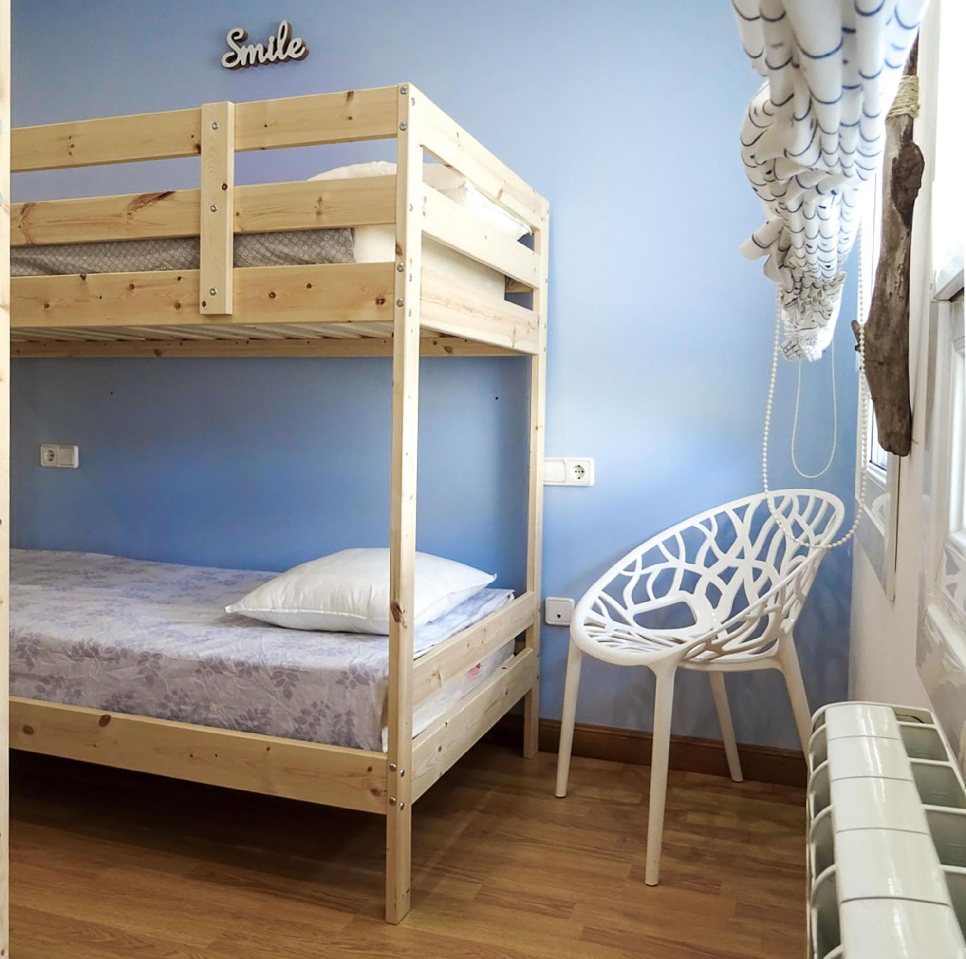Cama en habitación compartida con 4 camas