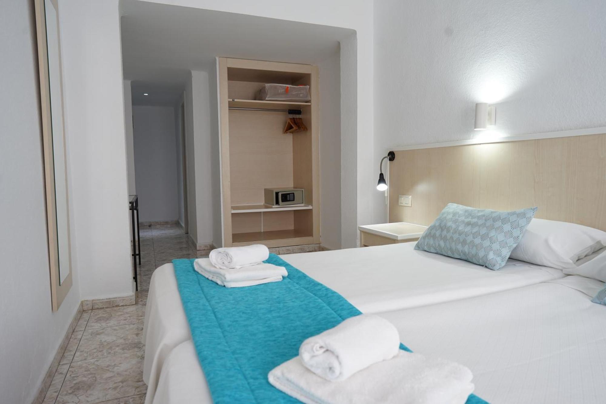Zweibettzimmer mit Balkon