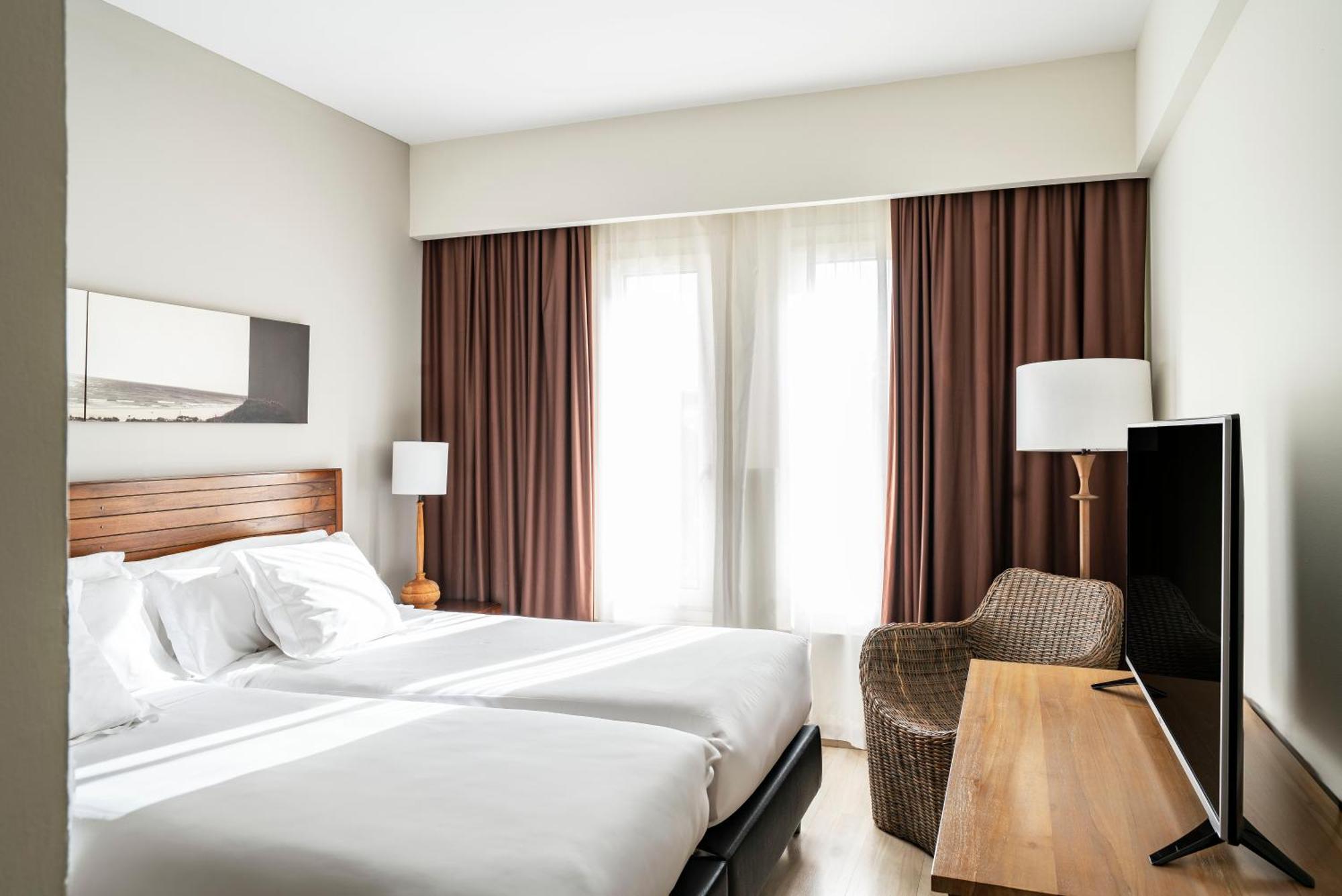 Junior Suite Pool Access (2 Adults + 2 Children)