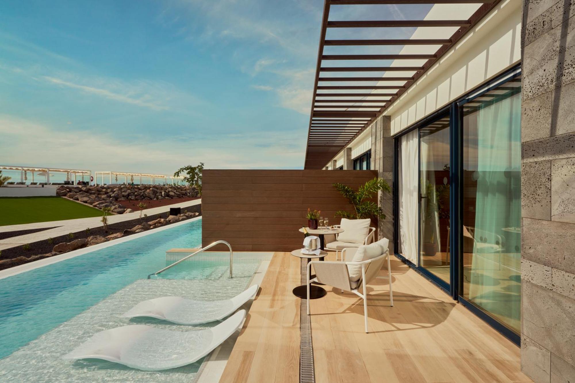 Deluxe Swim Up