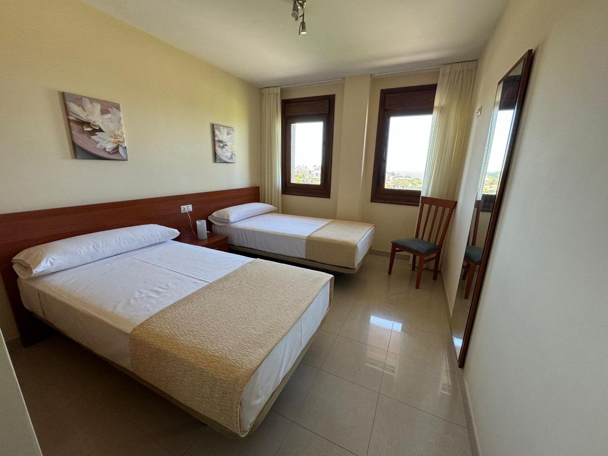 Apartamento de 2 dormitorios con terraza y vistas al mar