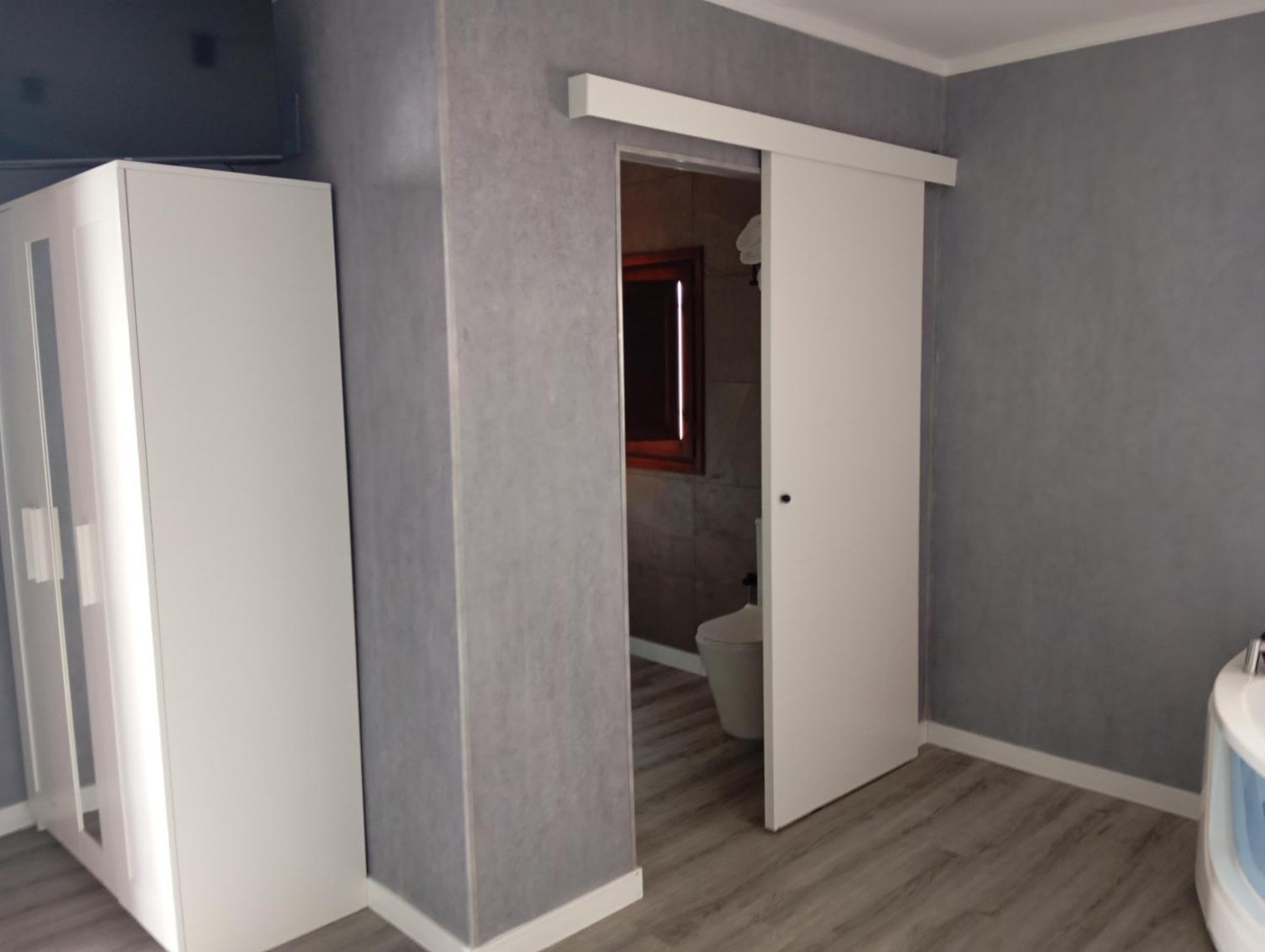 Habitación con cama grande y bañera de hidromasaje