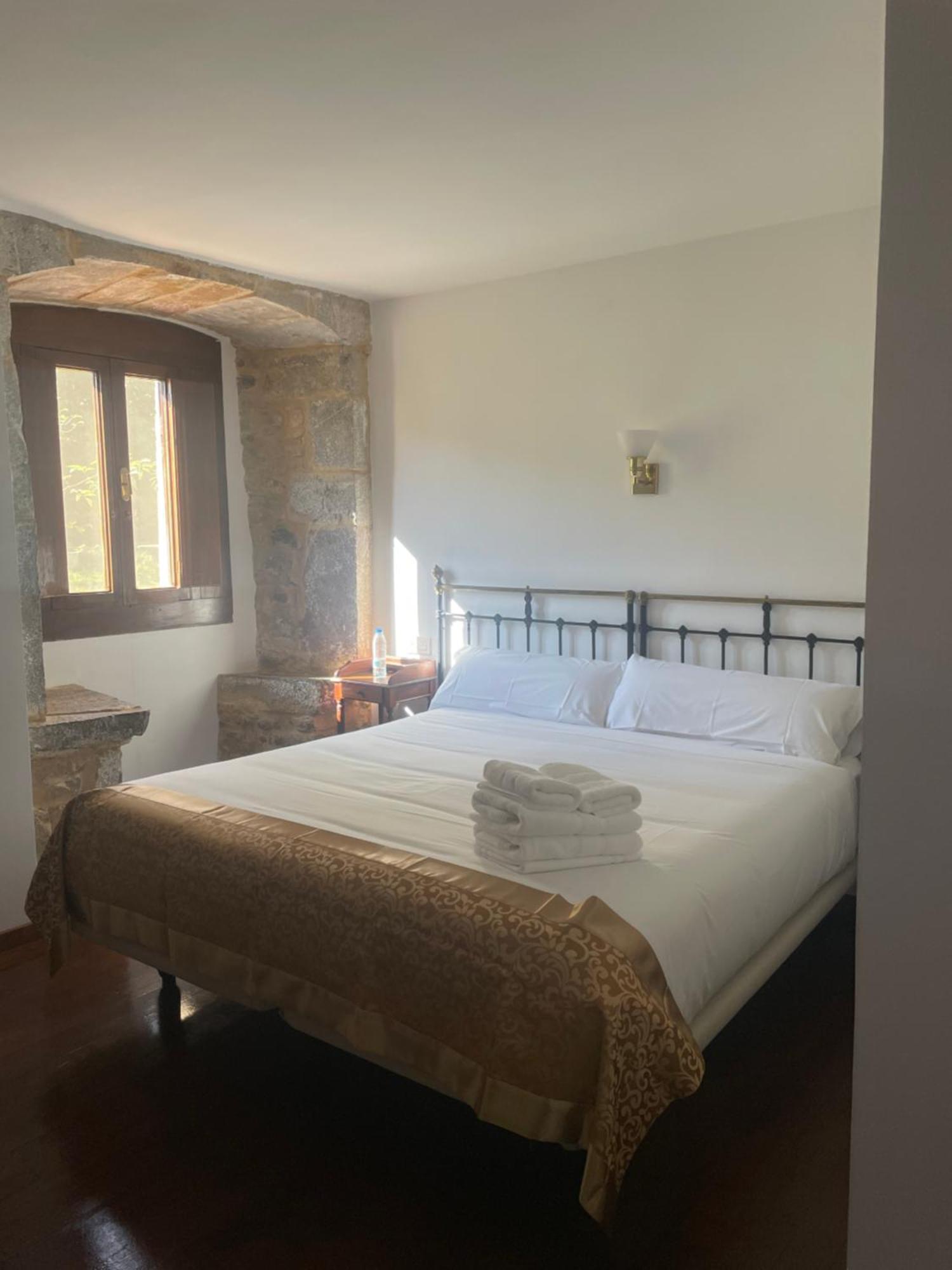 Habitación con cama extragrande.