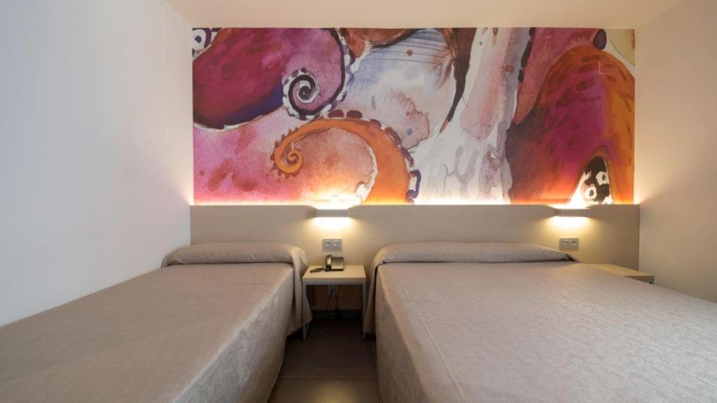 Dreibettzimmer mit Poolblick