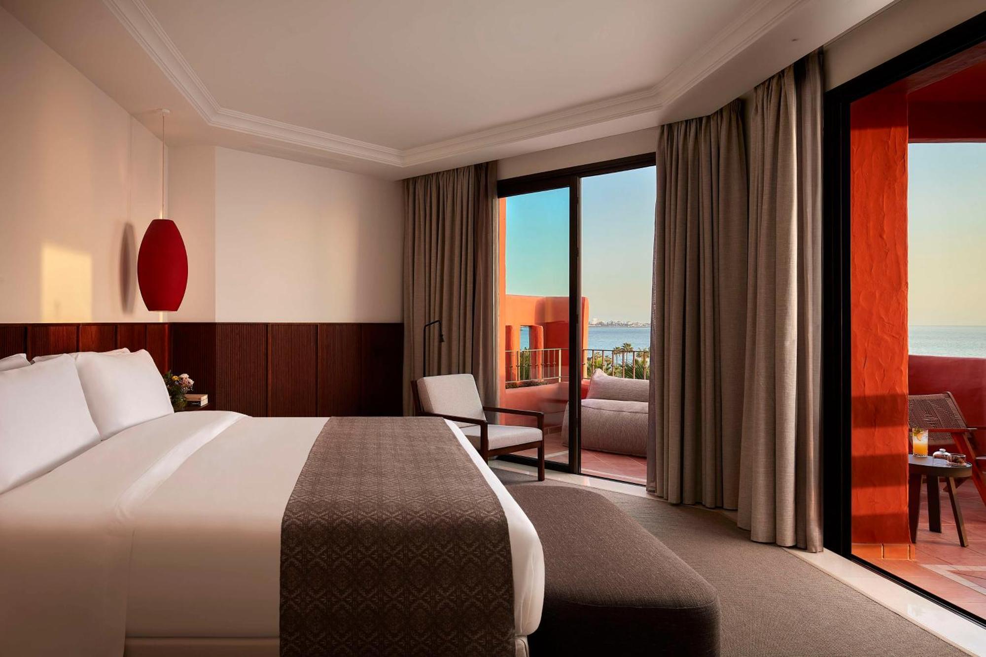 Suite con terraza, vistas al mar y cama supletoria (2 adultos + 2 niños)