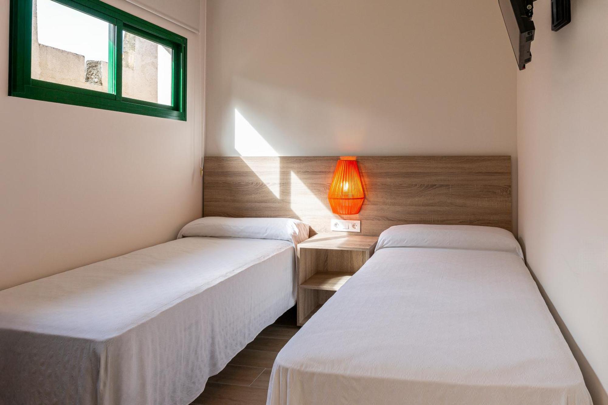 Apartamento con balcón y vistas a la piscina (2 adultos + 1 niño)