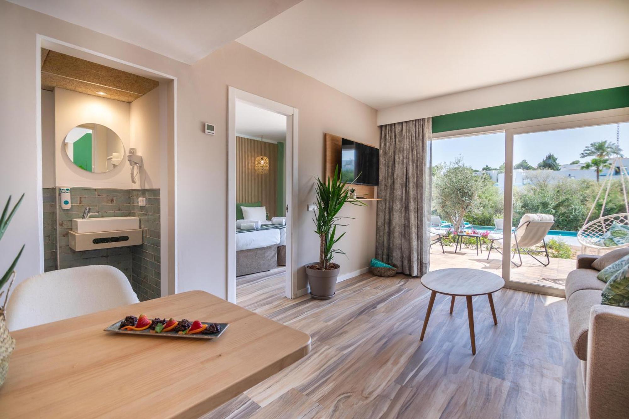 Superior Apartment Swim Up for Single Use