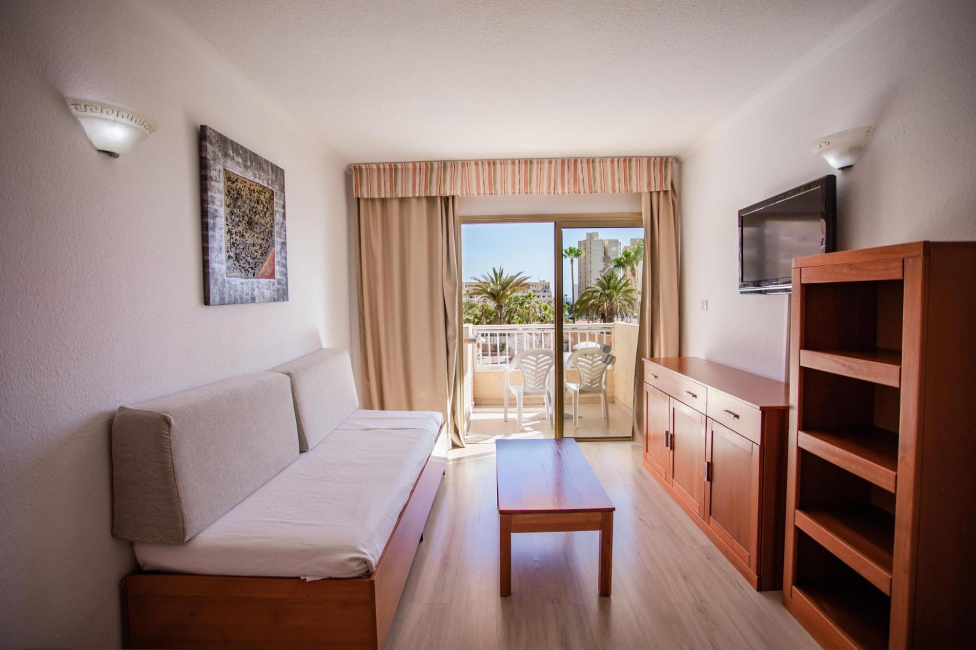 Apartment with Pool View