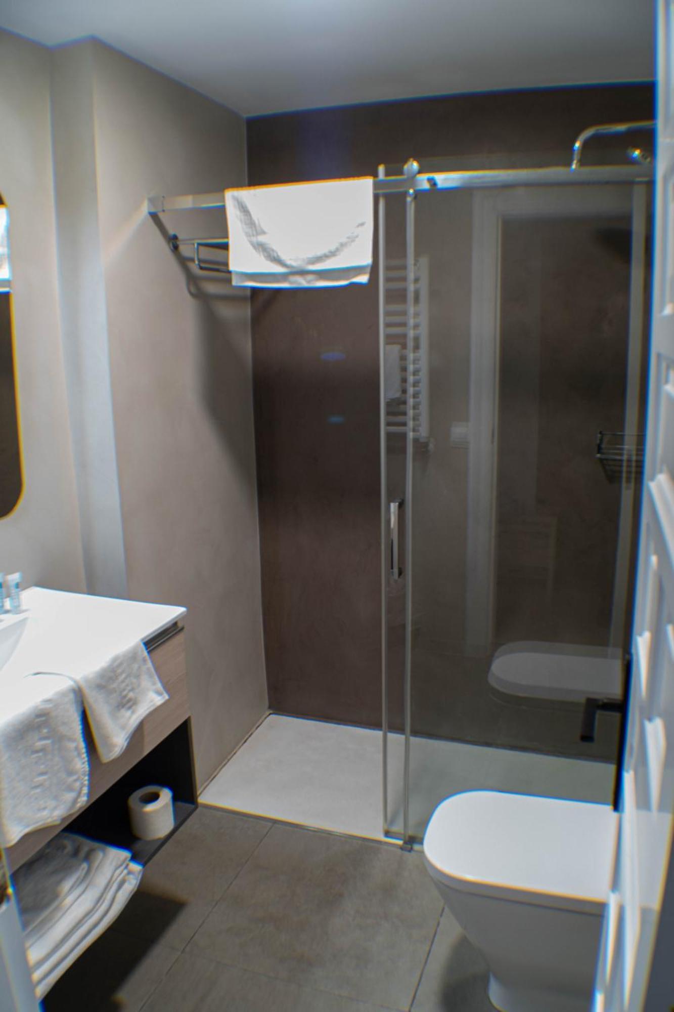 Habitación con cama grande