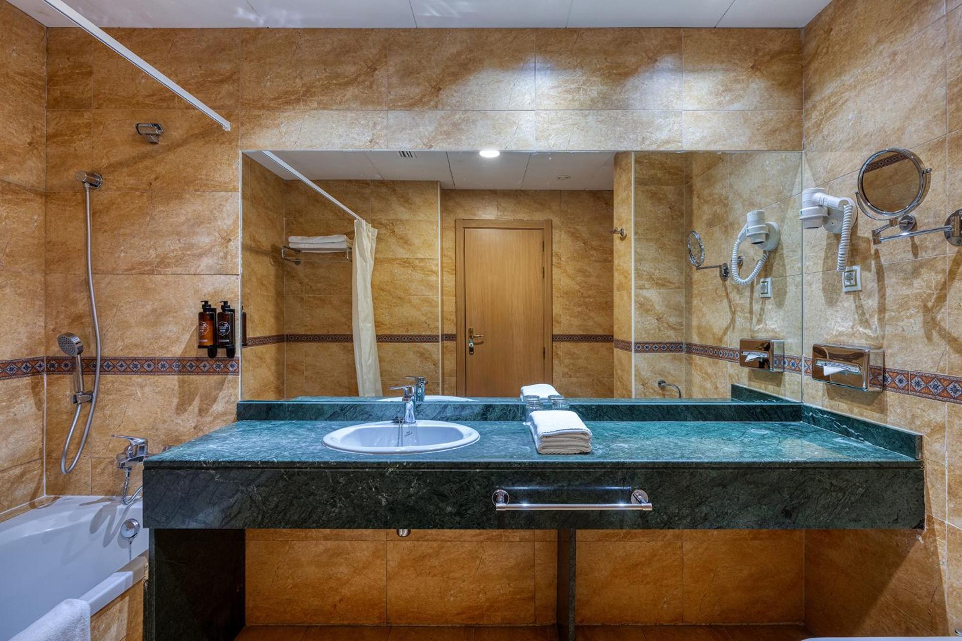 Habitación Doble con 2 camas (2 adultos + 1 niño)