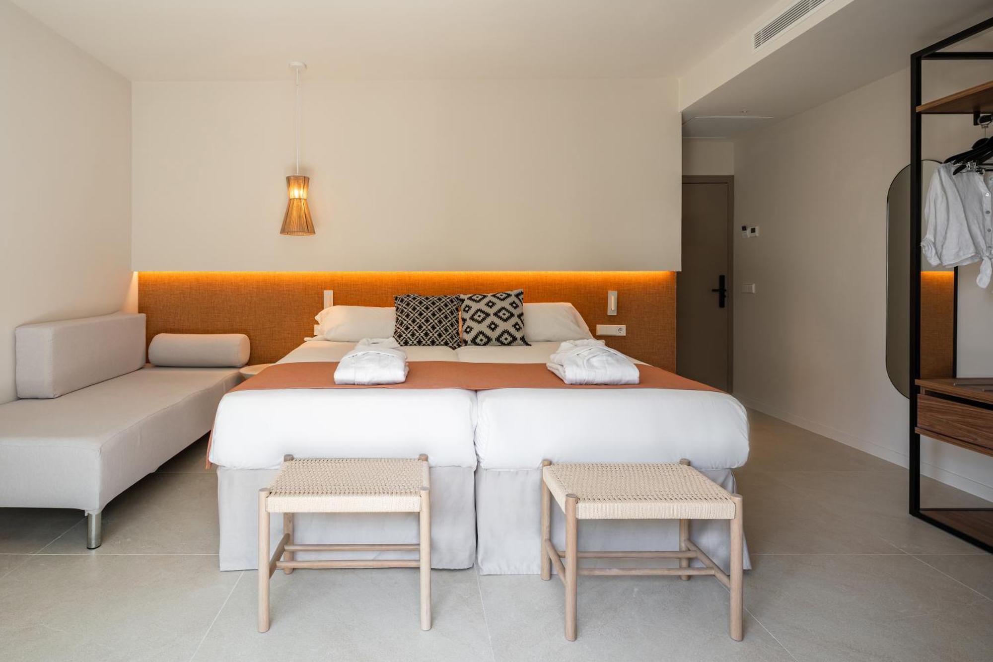 Double Room with Pool View - Magnus