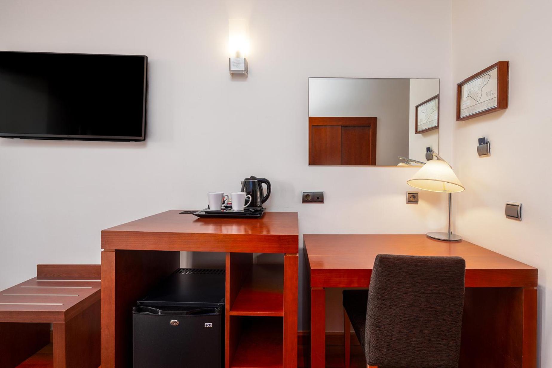 Habitación con cama extragrande.