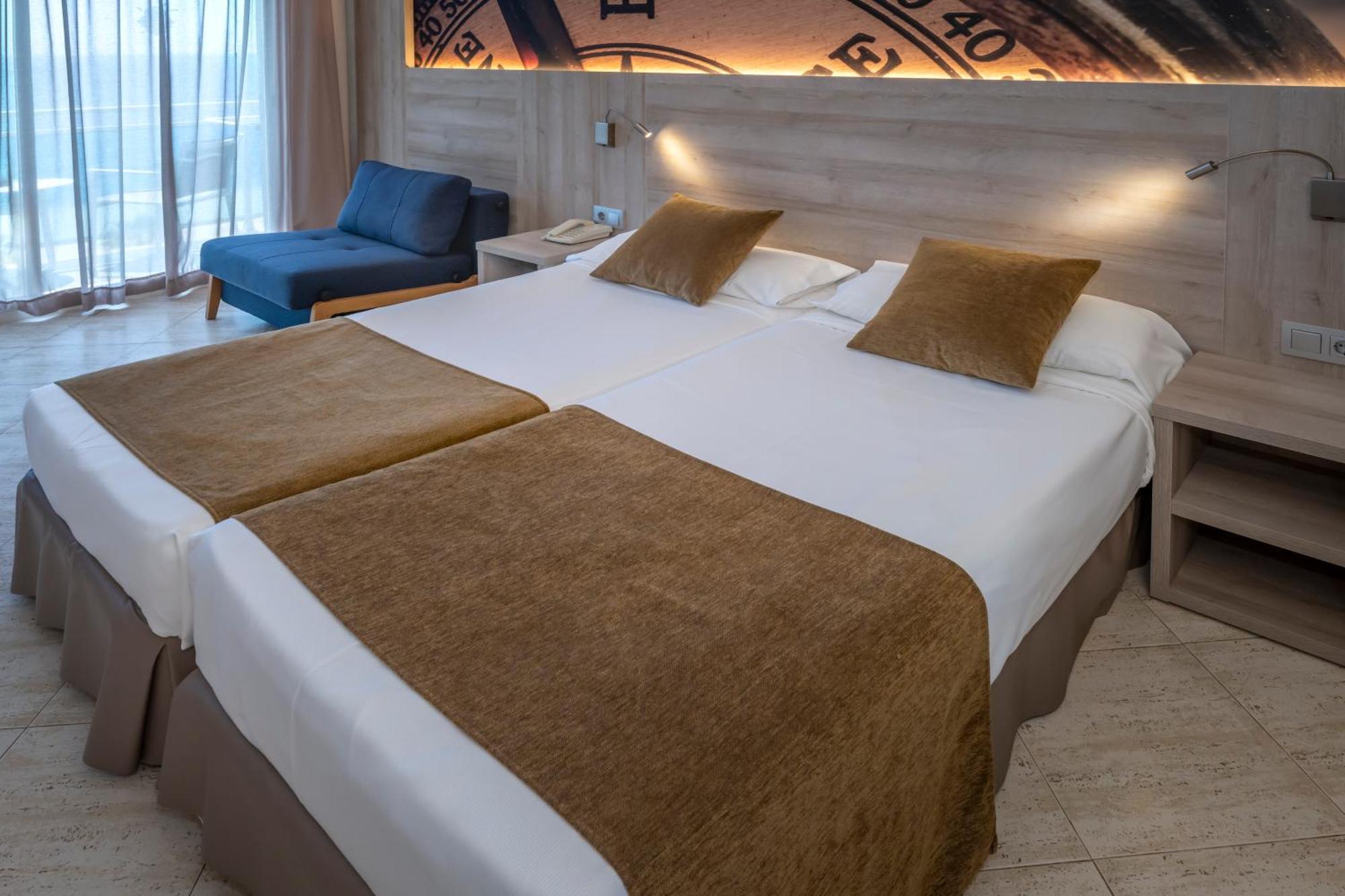 Tweepersoonskamer met Balkon en Uitzicht op Zee