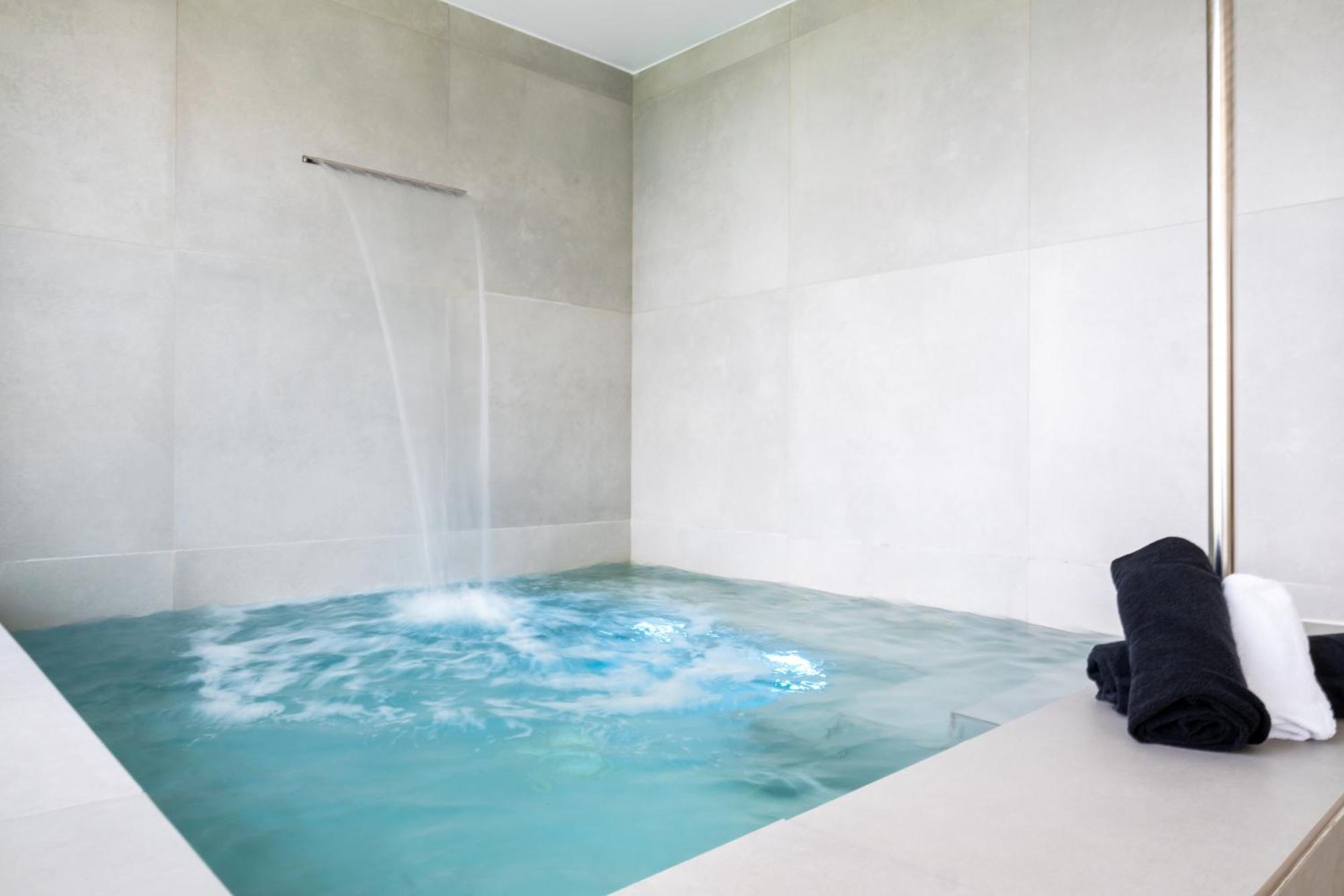 Suite con piscina privada y vistas frontales al mar