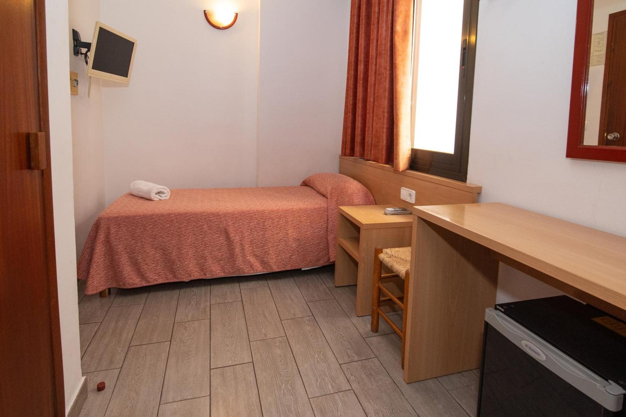 Single Room,697857513:JPEG