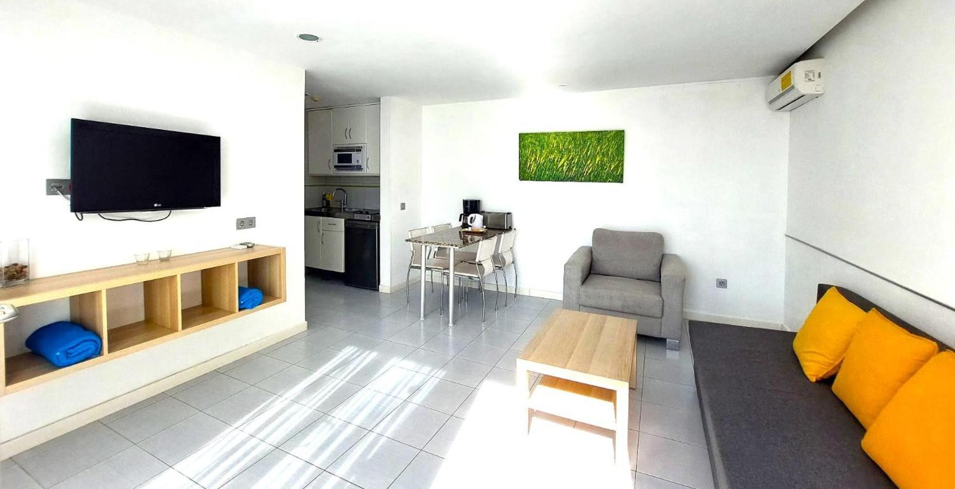 Premium One bedroom apartment with balcony, sea view and Air Conditioning