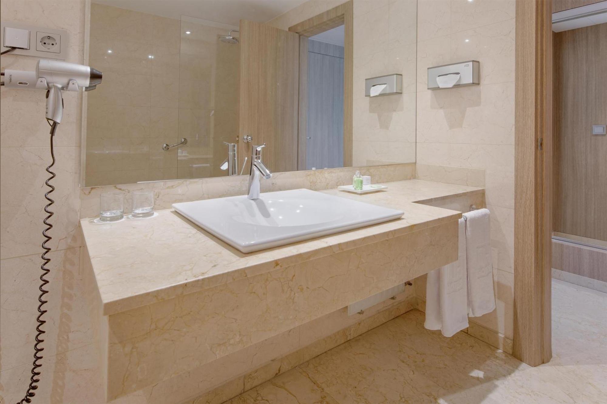 Family Adjoining Room (2 Adults + 2 Children)