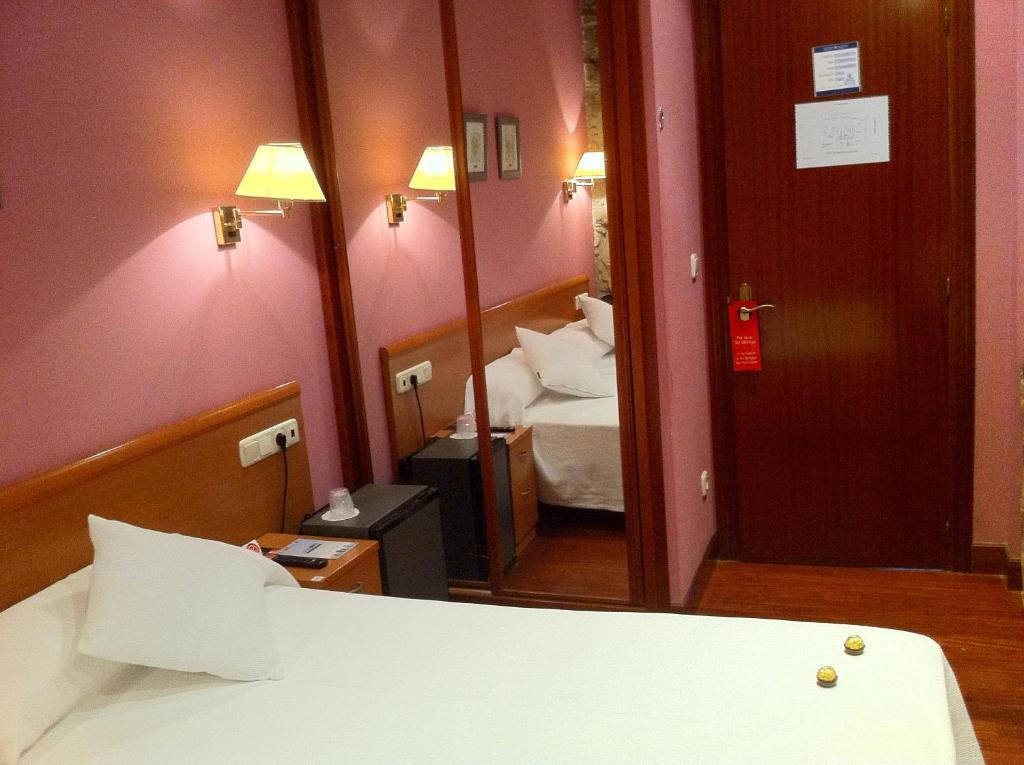 Double Room with Balcony and Shared Bathroom