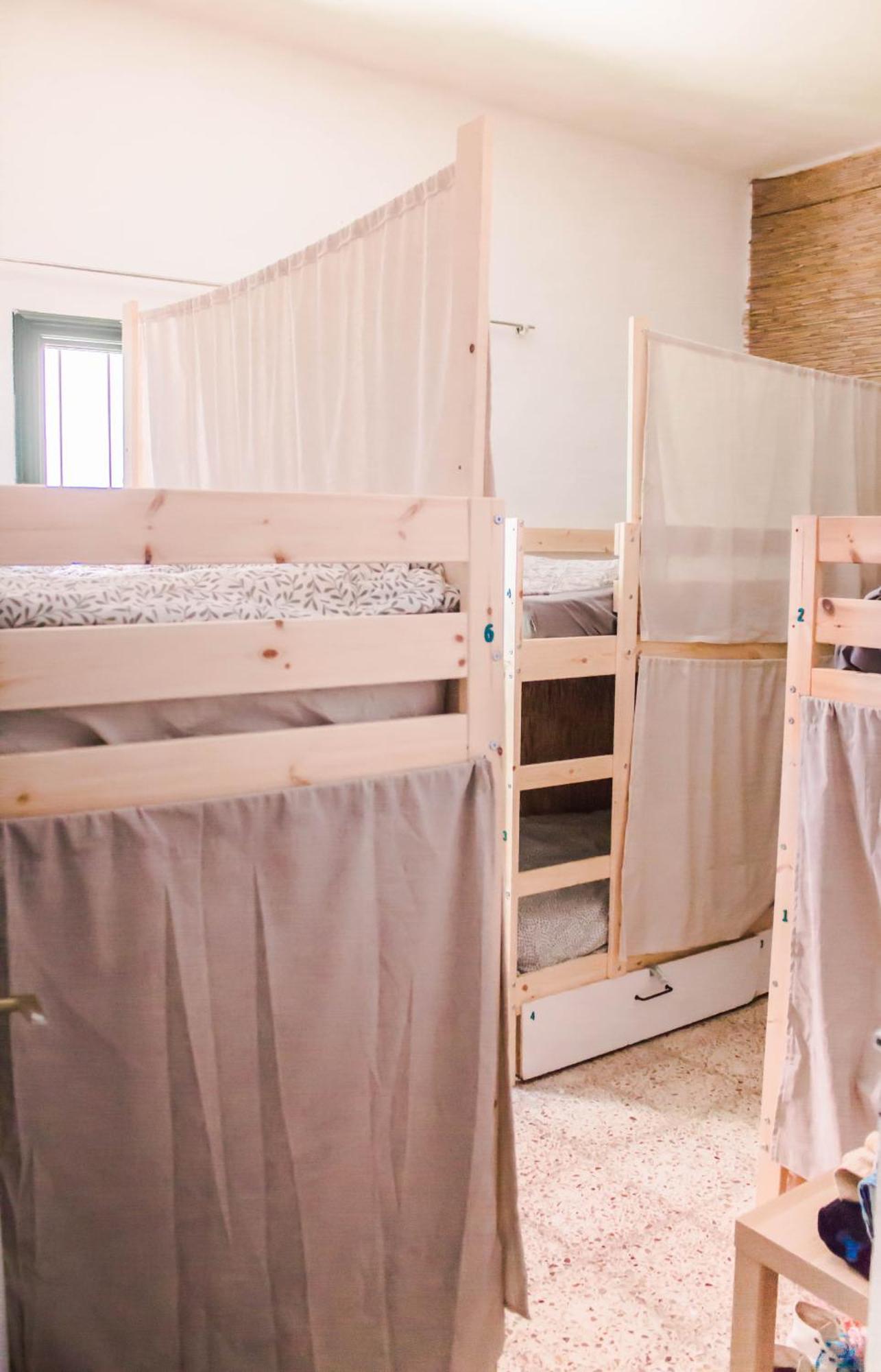 Cama en habitación compartida femenina de 6 camas