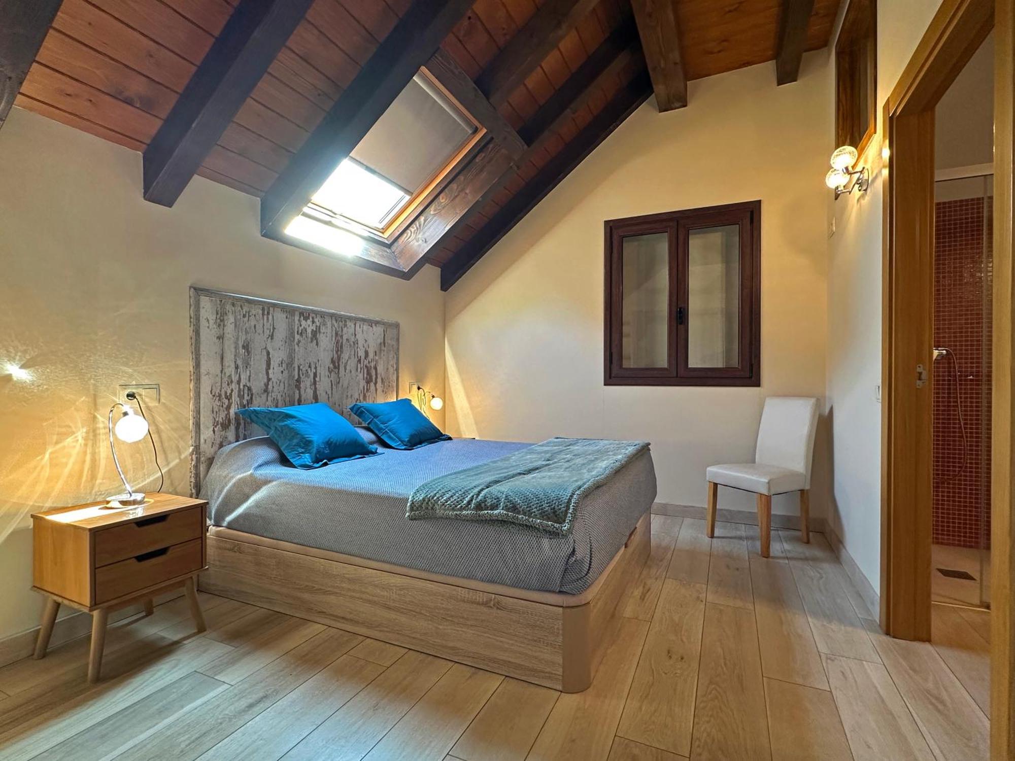 Habitación con cama grande