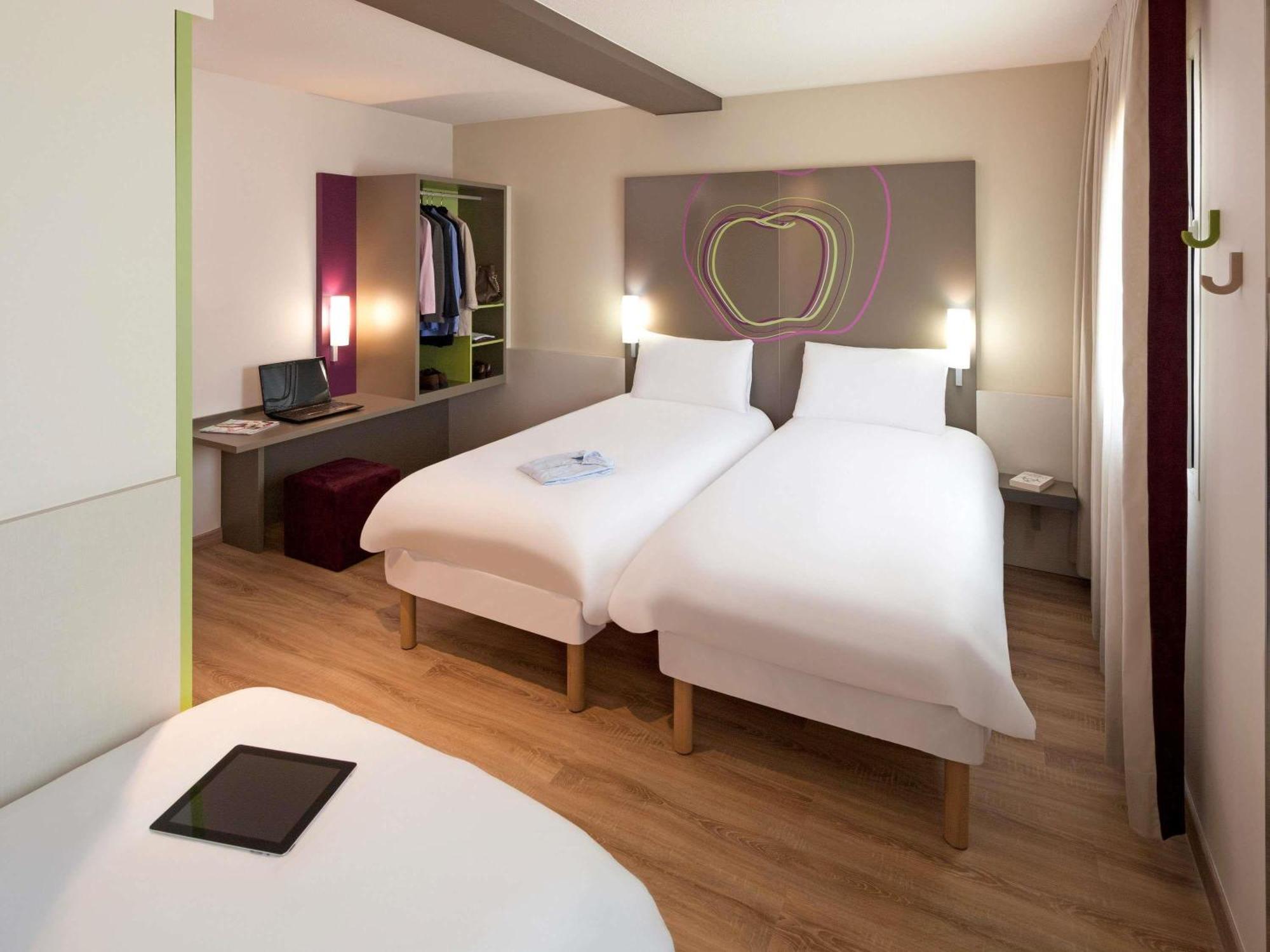 Habitación Estándar con 1 cama doble y 2 camas individuales