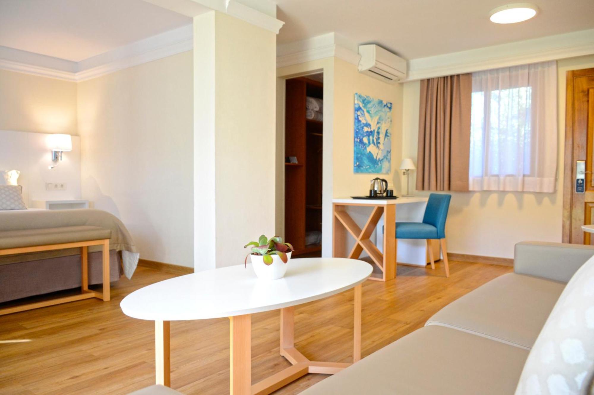Junior Suite Pool View Single Parent,1742609797:JPEG