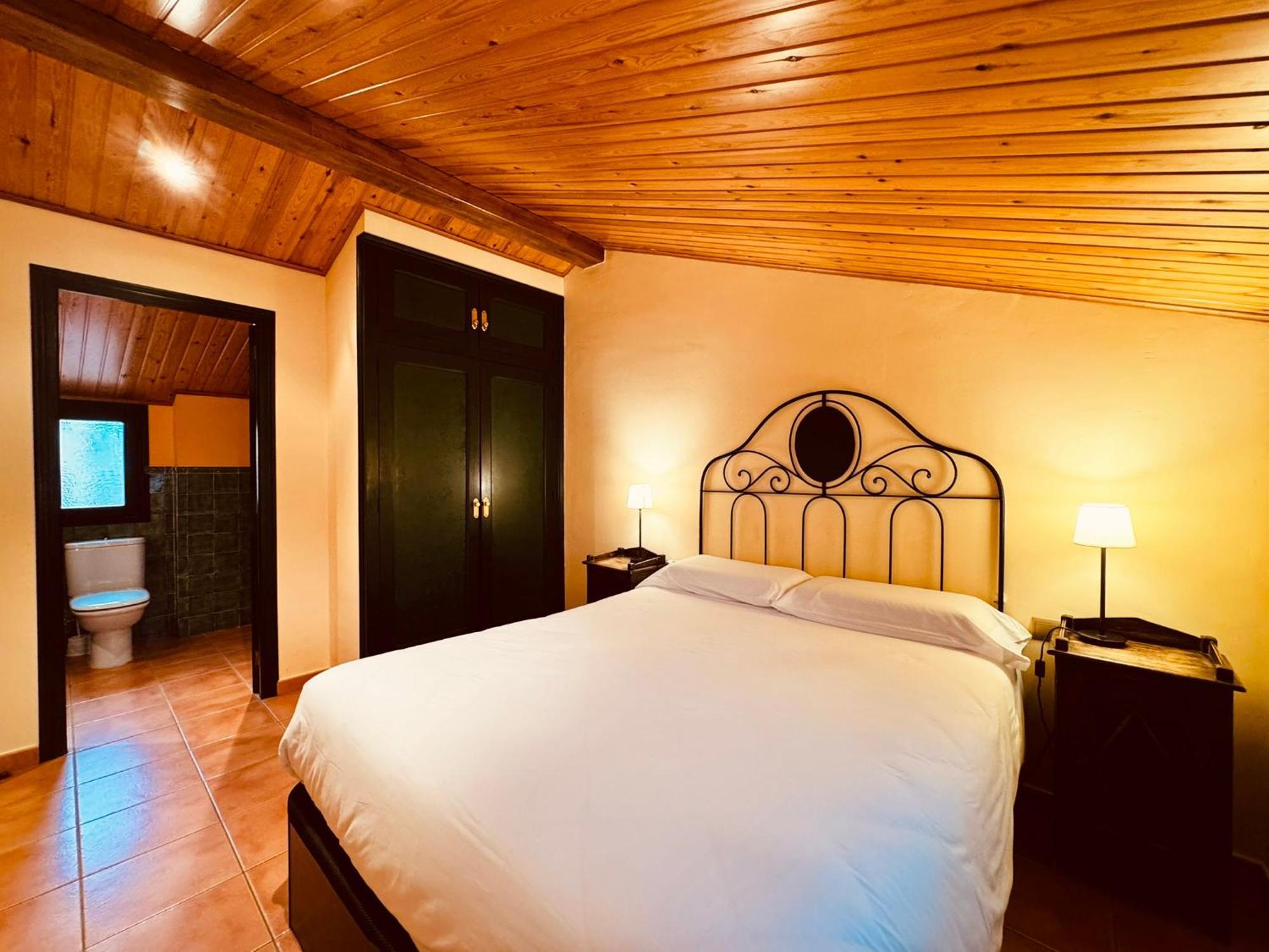 Habitación con cama grande