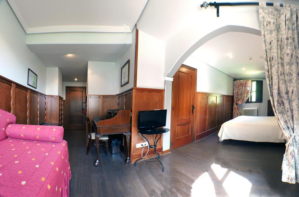 Family Room (2 Adults + 2 Children)