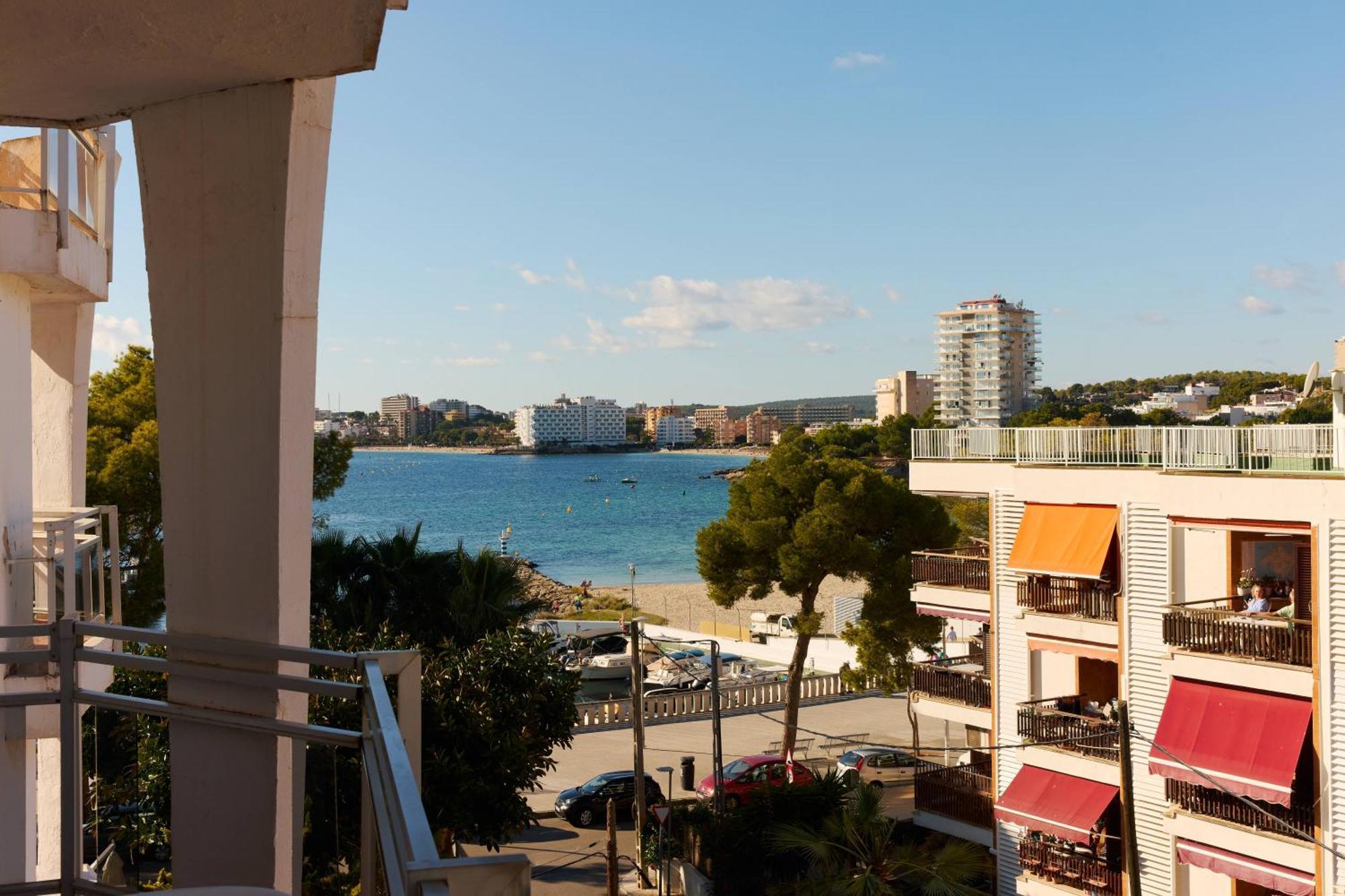 One-Bedroom Suite with Lateral Sea View