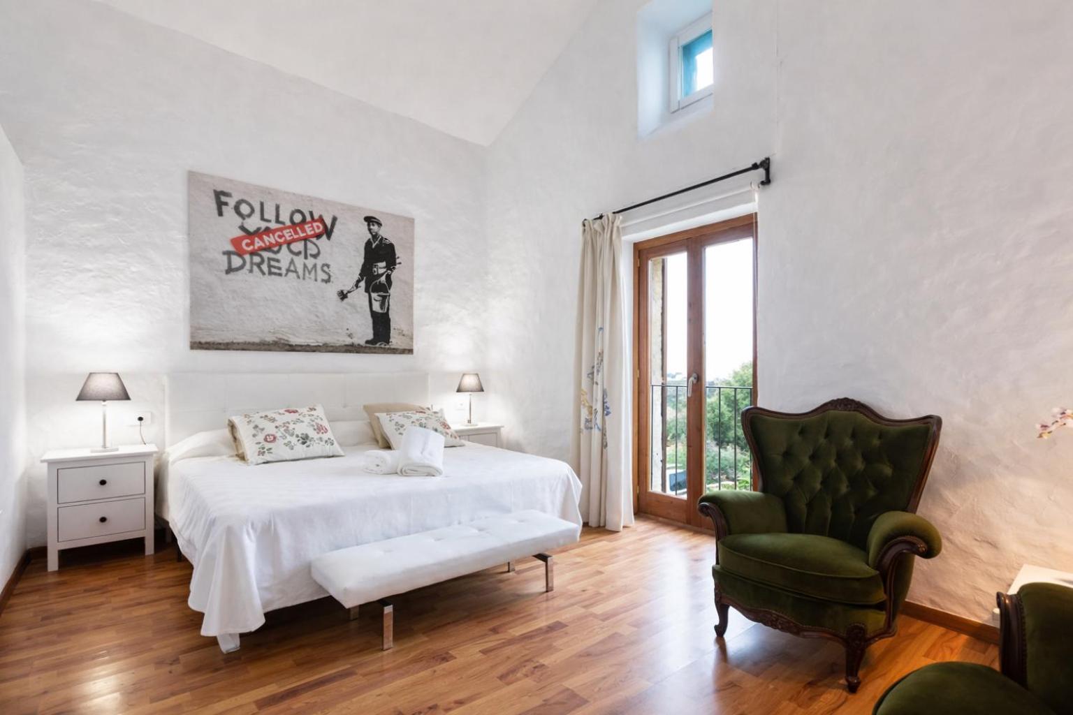 Habitación con cama extragrande y bañera de hidromasaje