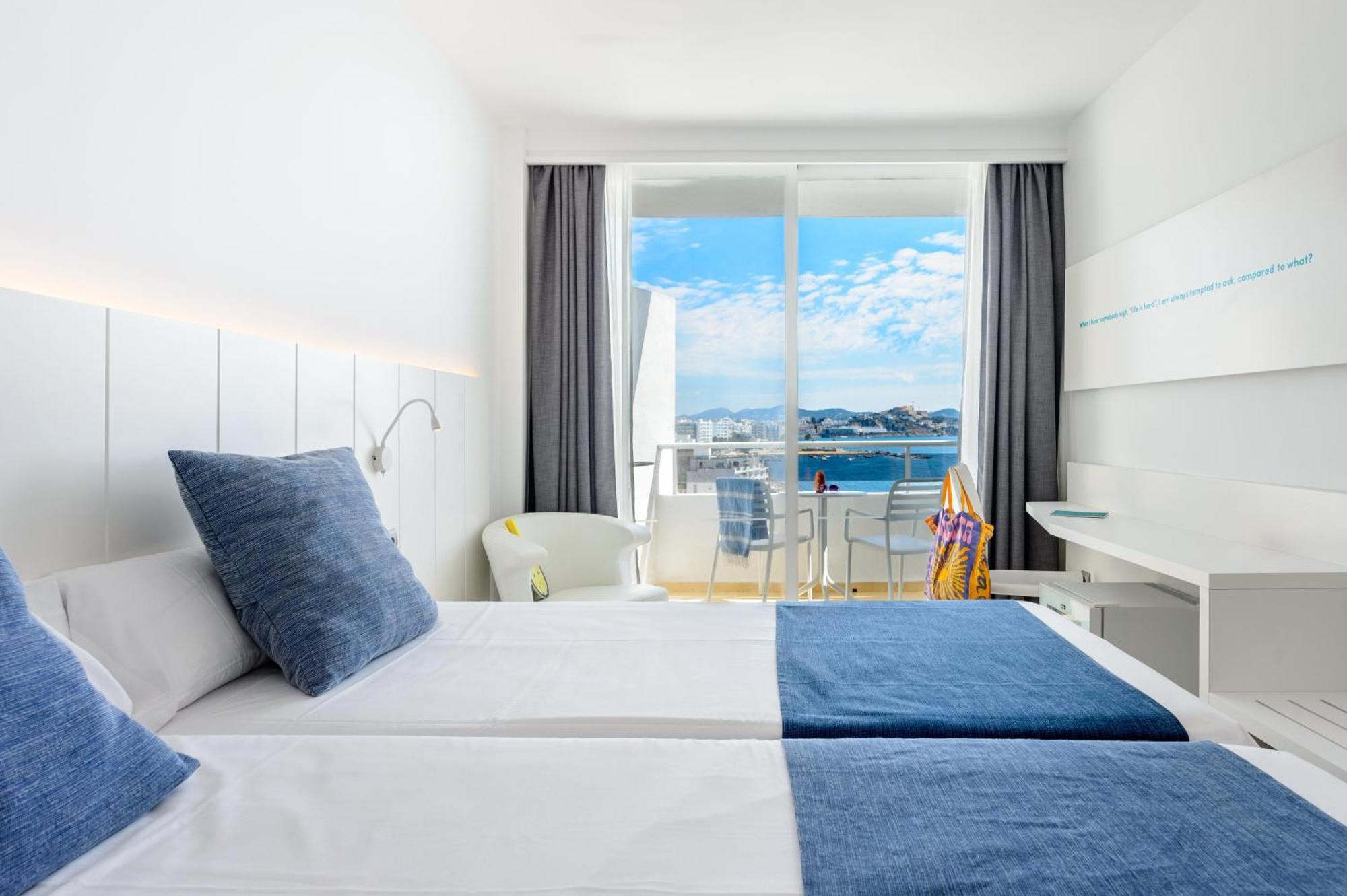Kamer met twee aparte bedden en panoramisch uitzicht