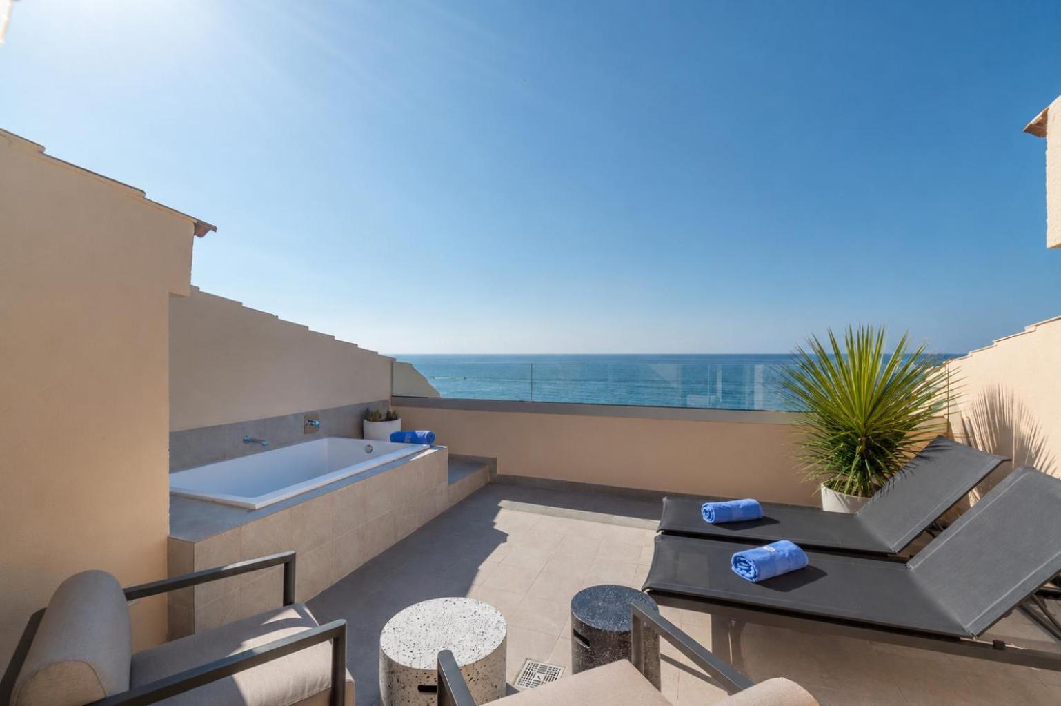 Penthouse Suite mit Doppelbett und Meerblick