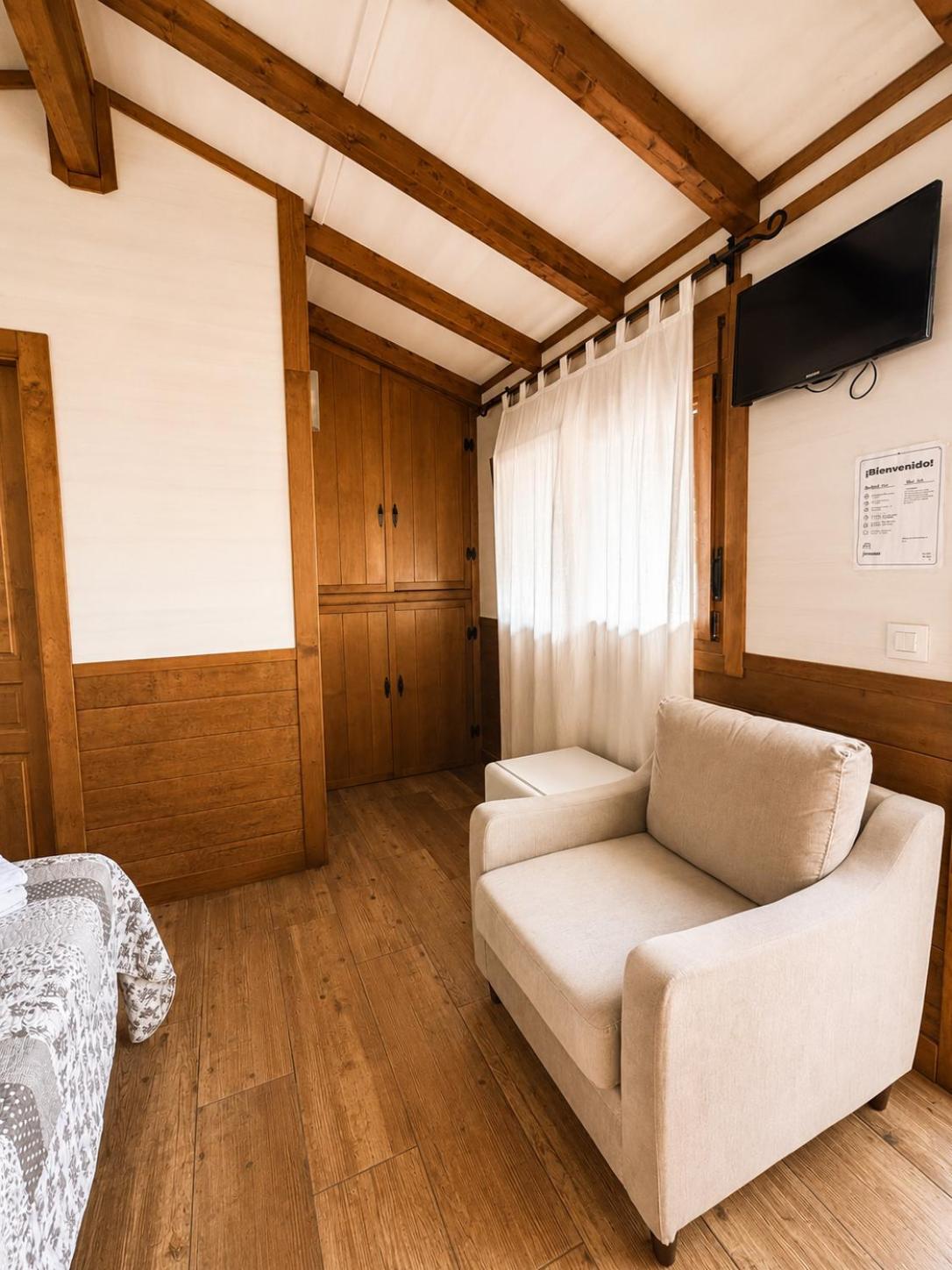 Habitación con cama grande y aparcamiento