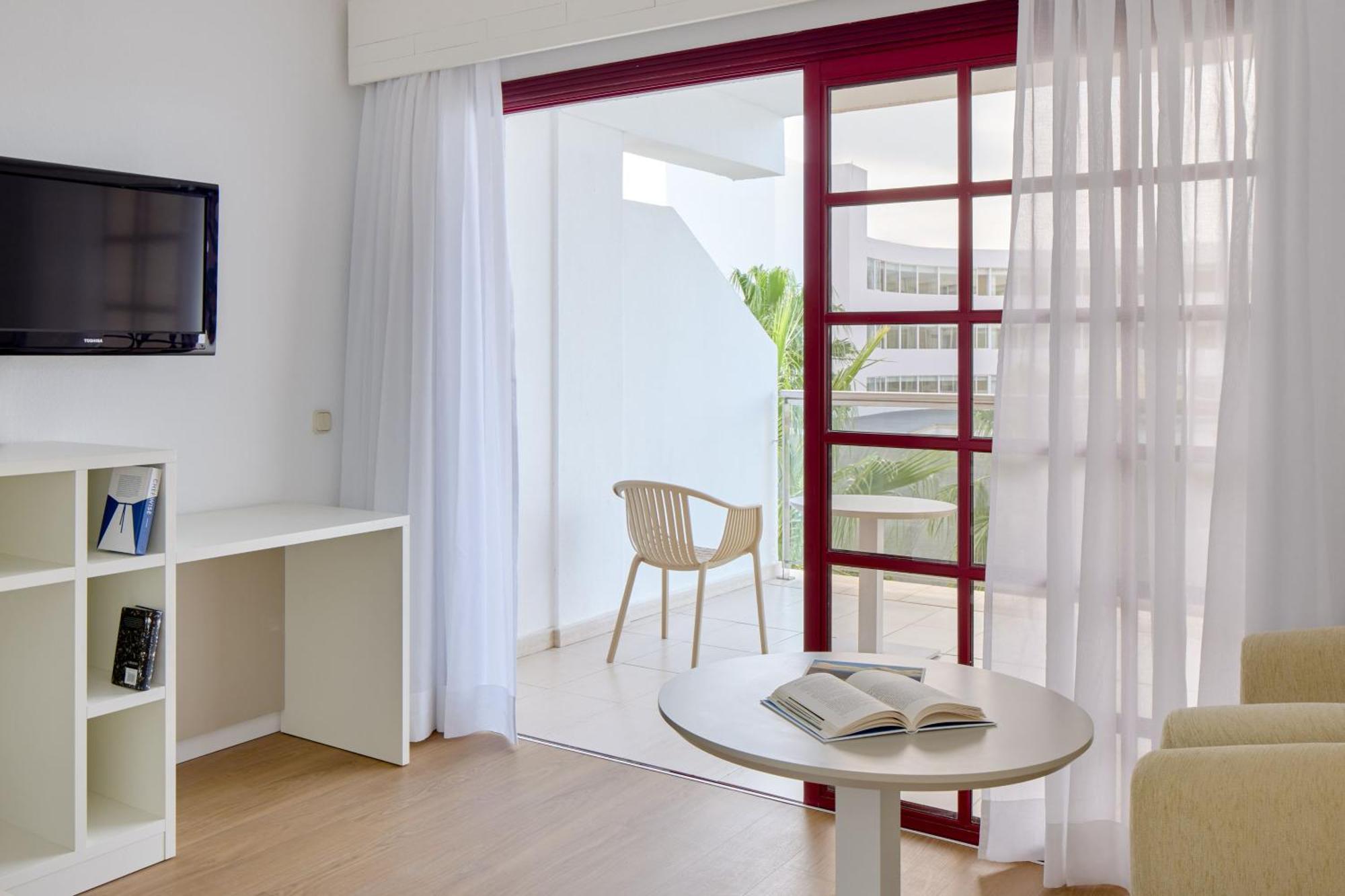 Estudio con vistas laterales al mar