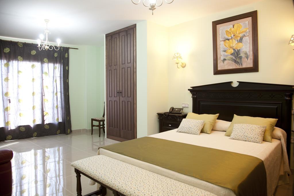 Suite con bañera de hidromasaje y cama grande
