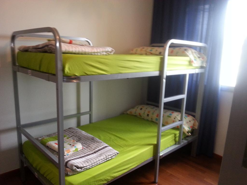 Cama individual en habitación compartida