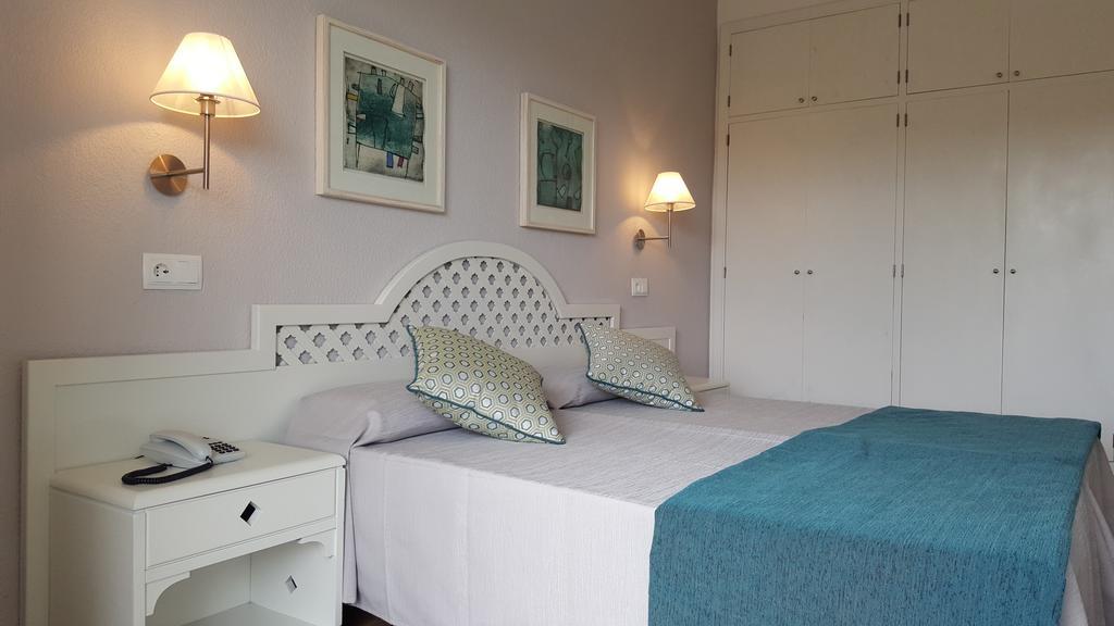 Superior Double Room with Sea View (2 Adults + 1 Child)