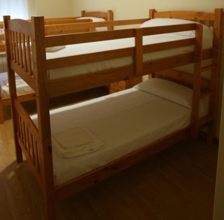 Cama en habitación compartida con 4 camas