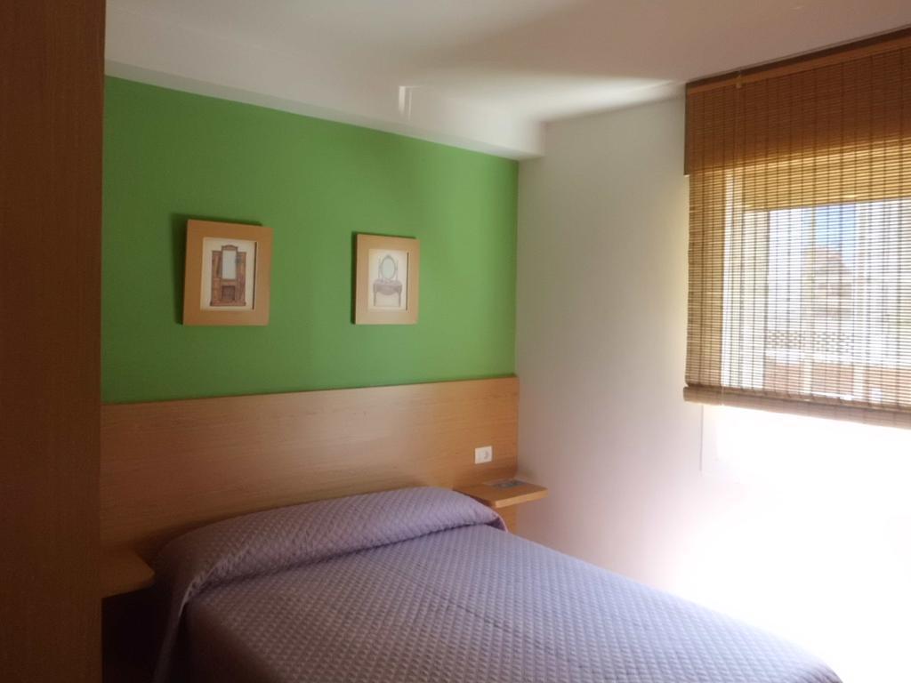 Habitación con cama grande