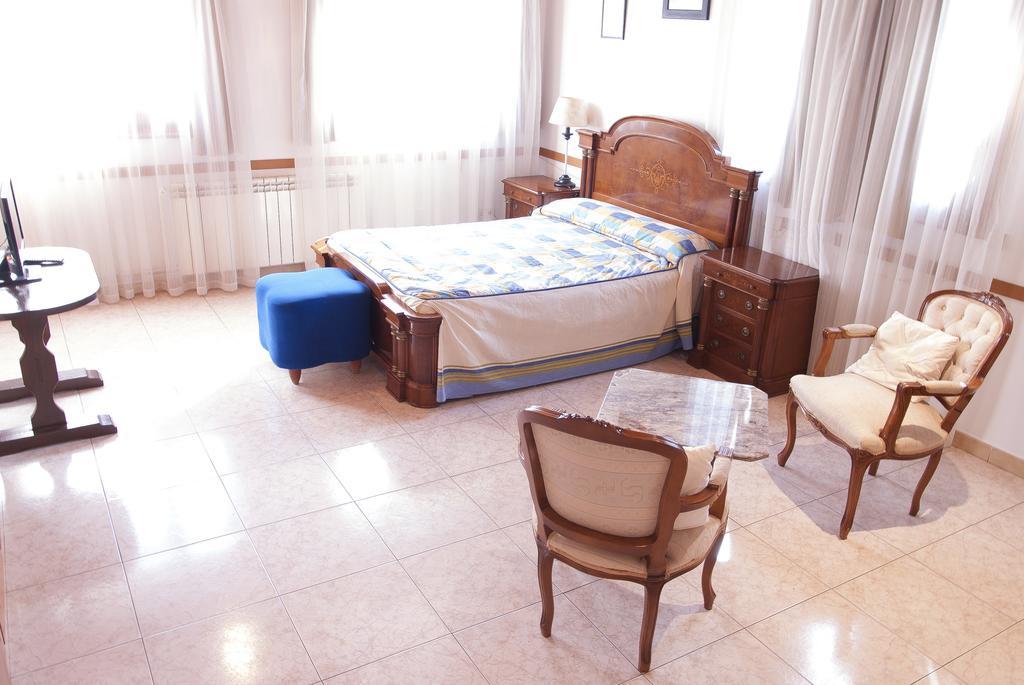 Habitación con cama grande