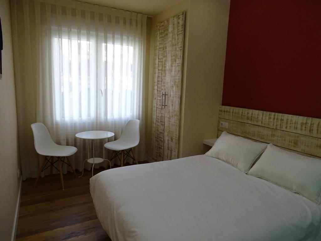 Habitación con cama grande y vistas al jardín