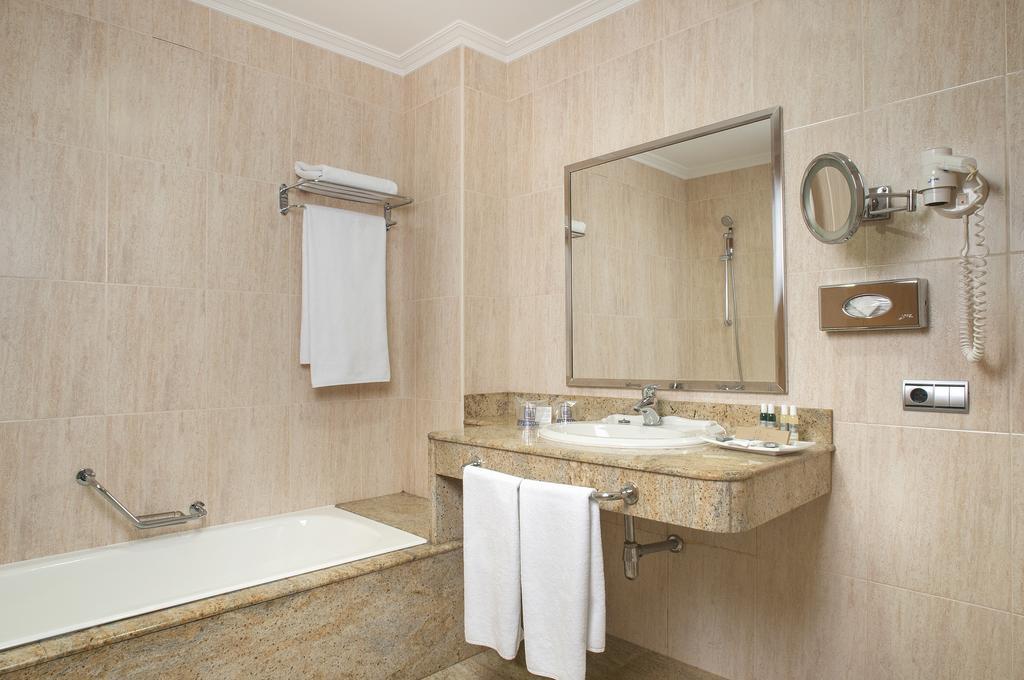 Quarto Twin com Vista Mar e Acesso ao Spa