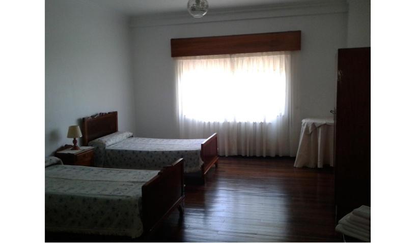 Habitación Triple con vistas al jardín y baño compartido