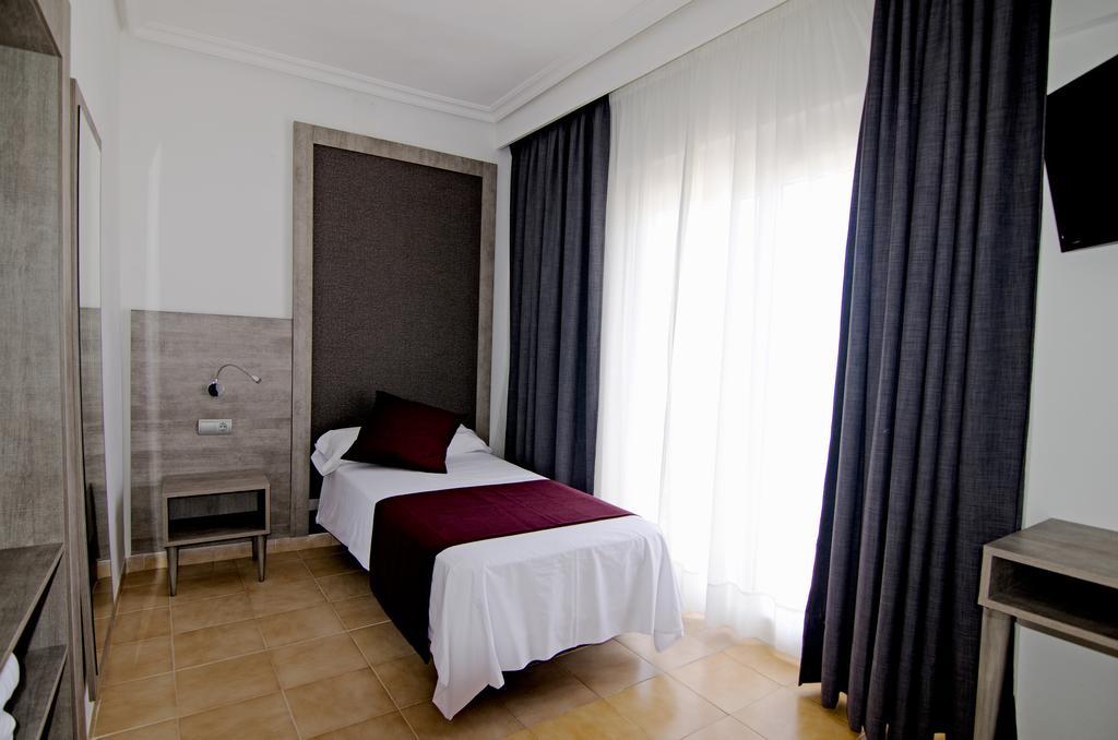 Single Room,704547736:JPEG