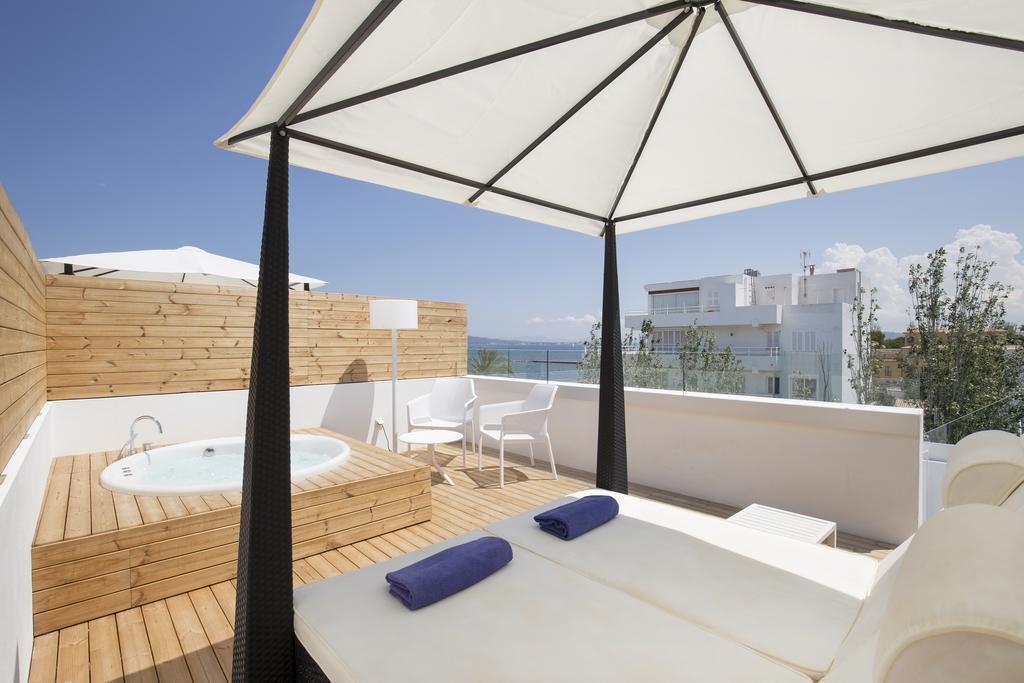 Premium One-Bedroom Apartment with Whirlpool Bath with Side Sea View