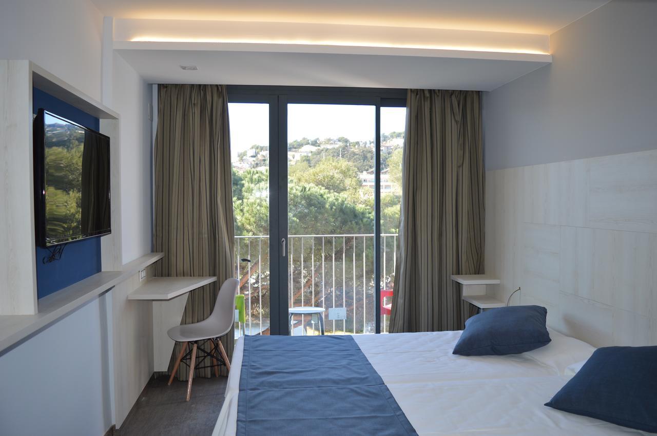 Doppel-/Zweibettzimmer mit Poolblick