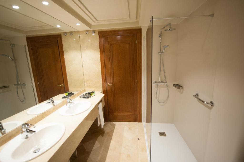 Twin Room with Sea View (3 Adults)