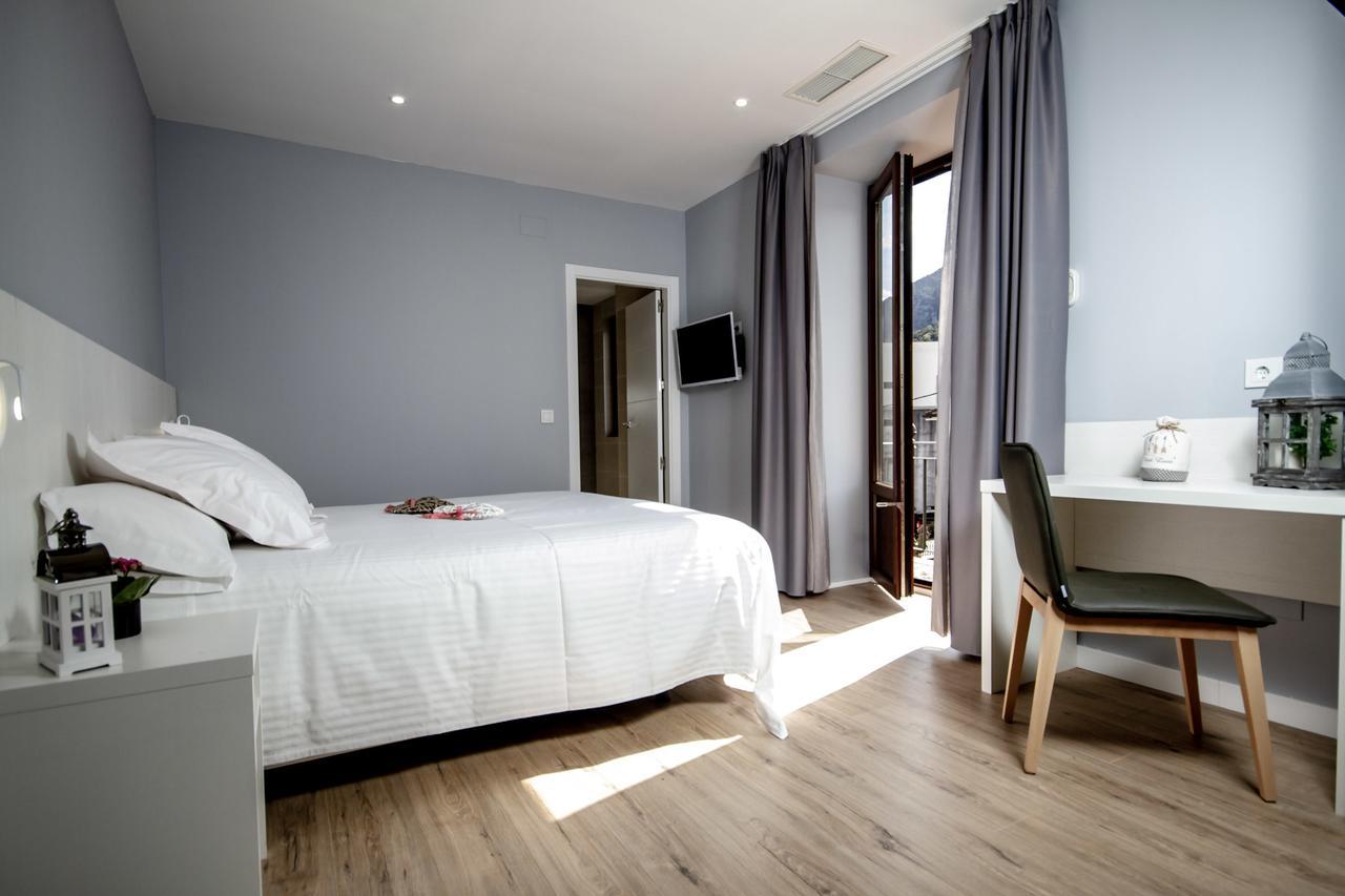 Habitación con cama extragrande y balcón